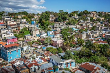Santo Domingo, Dominik Cumhuriyeti - 16 Şubat 2025: Santo Domingo Este 'deki fakir konutlar, hava manzaralı.