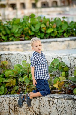 Kareli gömlekli neşeli bir sarışının yaz portresi..