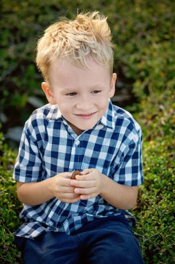 Kareli gömlekli neşeli bir sarışının yaz portresi..