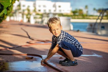 Kareli gömlekli neşeli bir sarışının yaz portresi..