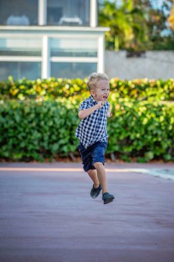 Kareli gömlekli neşeli bir sarışının yaz portresi..