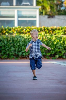 Kareli gömlekli neşeli bir sarışının yaz portresi..