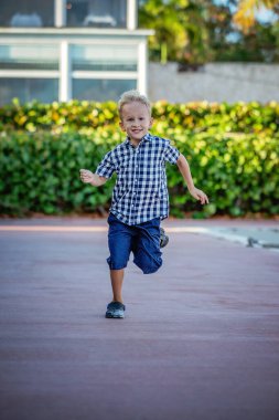 Kareli gömlekli neşeli bir sarışının yaz portresi..