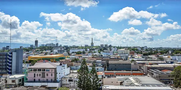 Santiago de los Caballeros, Dominik Cumhuriyeti - 03 Mayıs 2025: Kuş bakışı şehir manzarası.