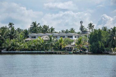 Bentota, Sri Lanka - 15 Nisan 2018: Sri Lanka 'daki Bentota sahili manzarası.