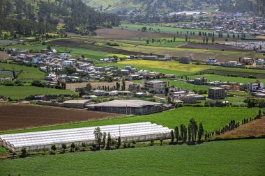Constanza, Dominik Cumhuriyeti - 13 Haziran 2025: Tepeden Constanza 'ya, tarlalara ve dağlara bakın.