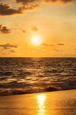 Huzurlu Okyanus Kıyısına Yansıyan Altın Gün Batımı