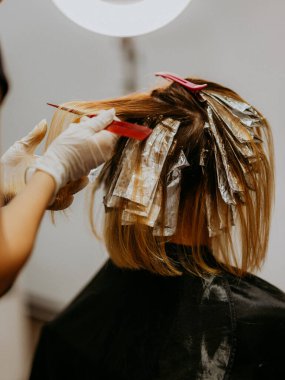 Güzellik salonunda renklendirme saç