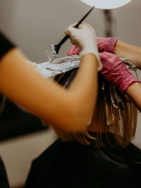 Coloration Des Cheveux Dans Salon Beauté — Photo