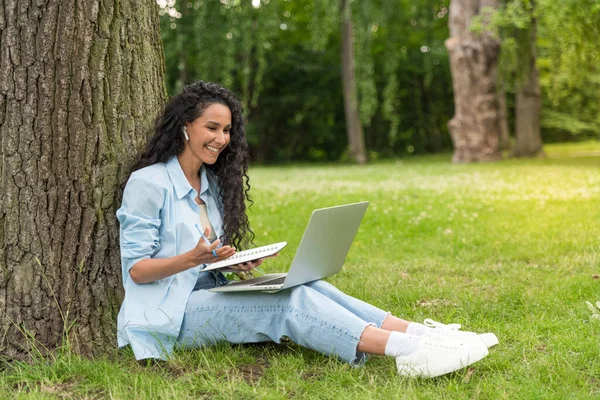 공원에 노트북과 메모를 만들기 비즈니스 라이프 스타일 소녀는 통화를 스톡 사진