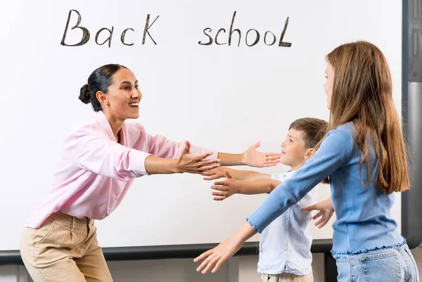 Adoramos Nosso Professor Crianças Escola Primária Feliz Abraçando Sua Professora — Fotografia de Stock