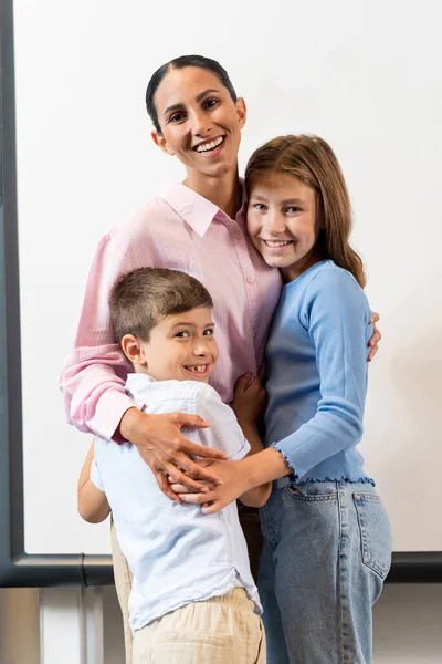 Niños Alegres Abrazando Una Maestra Multiétnica Feliz Escuela Montessori Los — Foto de Stock