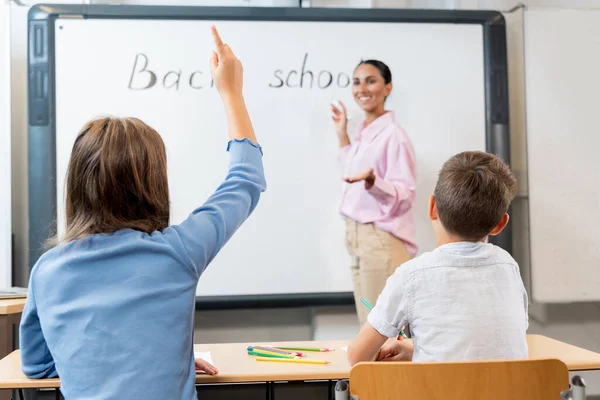 Unge Skolejente Legger Opp Hånden Klassen Svare Spørsmål Læreren Sett – stockfoto