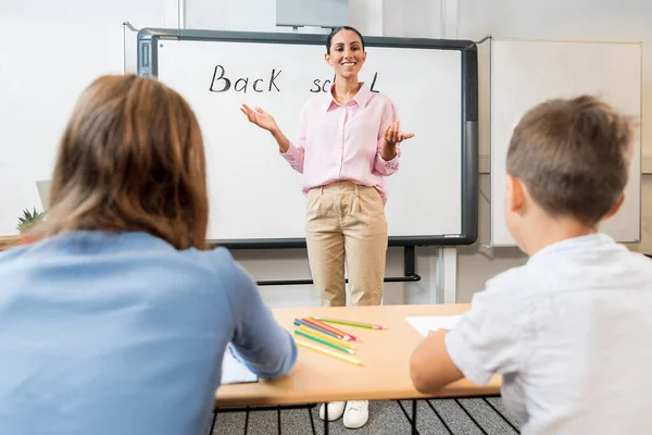 Arkadan Sınıftaki Çocuklara Bir Bak Odaklanan Tahtanın Yanındaki Öğretmen Görevi — Stok fotoğraf