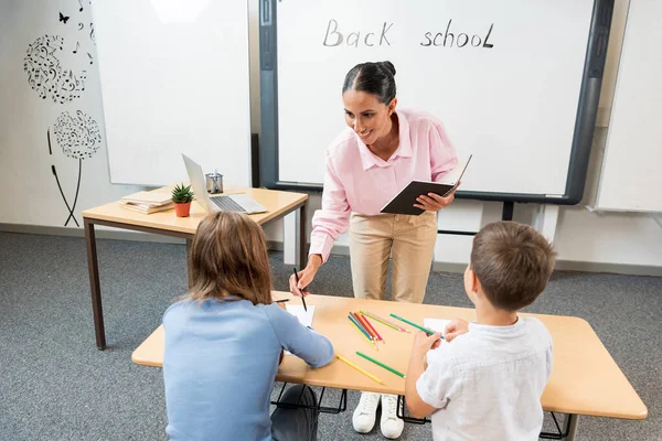 Lykkelig Lærer Hjelper Jente Med Studere Klassen Læreren Underviser Smilende – stockfoto