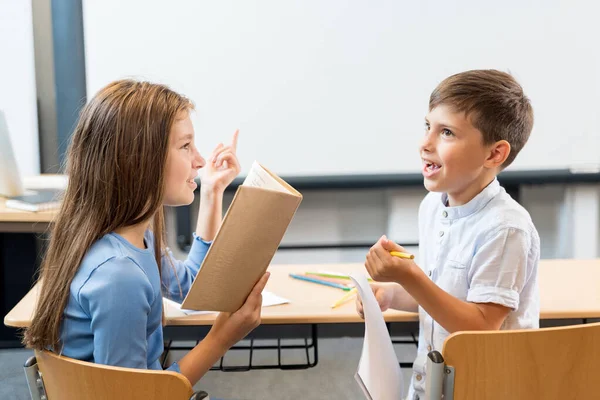 Πορτρέτο Δύο Μαθητών Ένα Αγόρι Και Ένα Κορίτσι Που Συζητούν — Φωτογραφία Αρχείου