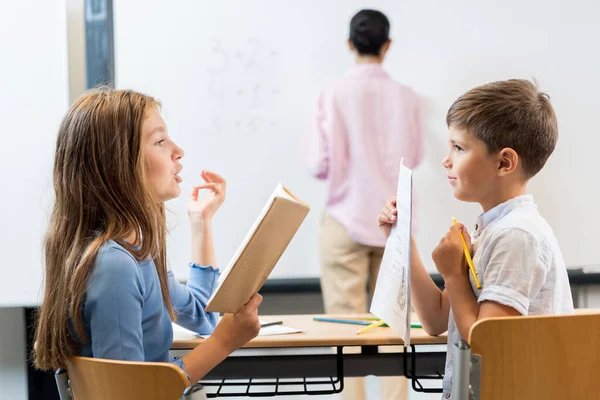 Sınıfta Oturup Birbirleriyle Konuşan Öğrencilerin Portresi Liseli Kız Elinde Bir — Stok fotoğraf