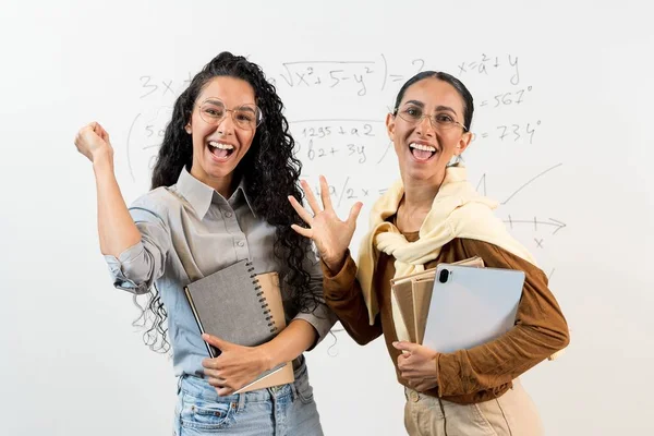 Dva Šťastní Latinští Studenti Schválenými Zkouškami Třídě Radostné Studentky Jásající — Stock fotografie
