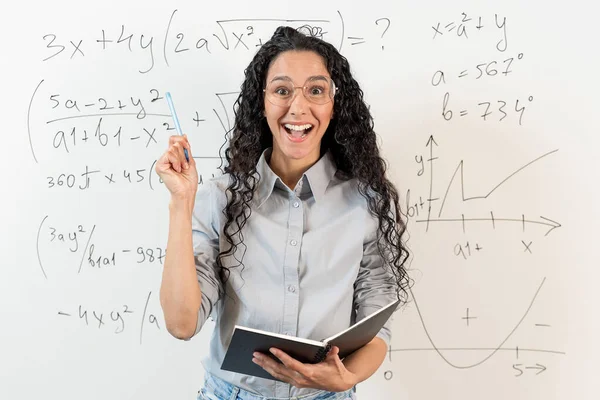東洋の若い女性学生の肖像画は 数学の方程式を持つ黒板の立っている彼女の指を指差し アイデアを持っています 問題に対する解決策を持つエキサイティングなビジネス女性 — ストック写真