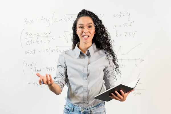 Concepto Enseñanza Virtual Mujer Joven Profesora Matemáticas Escuela Hispana Tutora —  Fotos de Stock