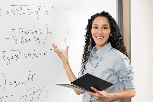 Mujer Joven Profesora Universitaria Hispana Tutora Universitaria Explicando Matemáticas Dando — Foto de Stock