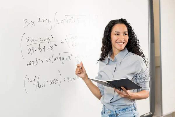 Άραβας Ενήλικας Ευτυχισμένη Φοιτήτρια Λατίνα Κυρία Στέκεται Στο Whiteboard Στην — Φωτογραφία Αρχείου