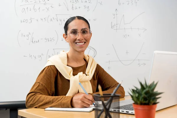 Unga Leende Orientalisk Kvinna Lärare Matematik Sitter Med Svarta Tavlan — Stockfoto