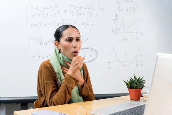 Arab Tanárnő Dolgozik Osztályteremben Betegen Készülj Fel Vizsgálatra Amíg Koronavírus — Stock Fotó