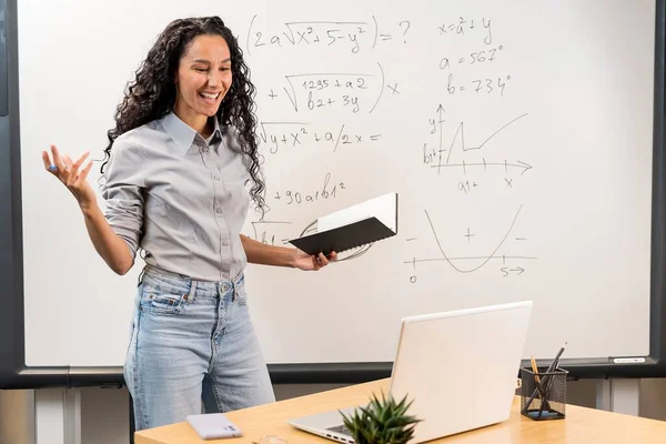 ヒスパニック系の若い女性数学教師 幸せなラテン系女性大学生 ホワイトボードのノートを保持する教室に立っているカメラを見ているプロのチューター ヘッドショットポートレート — ストック写真