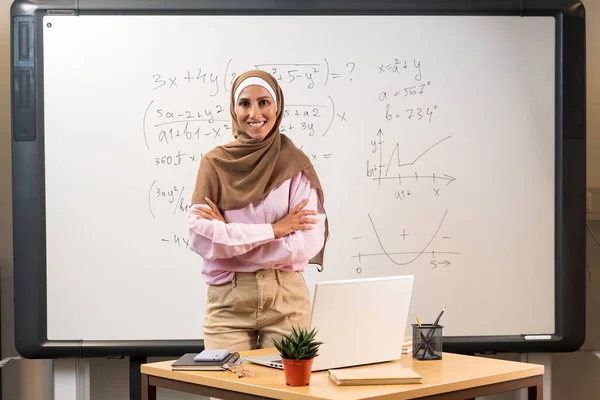 히잡에서 아랍어 선생님은 그녀의 교실에 년도와 수업을 시작할 준비가 자신감 스톡 사진