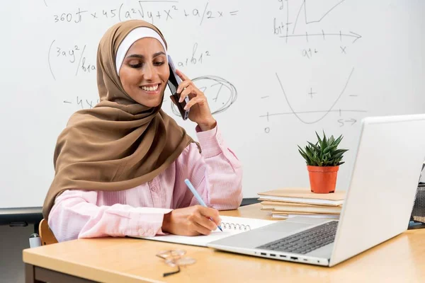 Guru Arab Muda Melakukan Pekerjaan Sekretaris Duduk Meja Kelas Berbicara Stok Foto