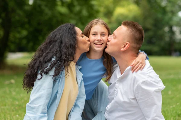 엄마와 아빠가 금발의 키스하는 사랑스러운 가족의 초상화 포옹과 축하를위한 아름다운 스톡 이미지