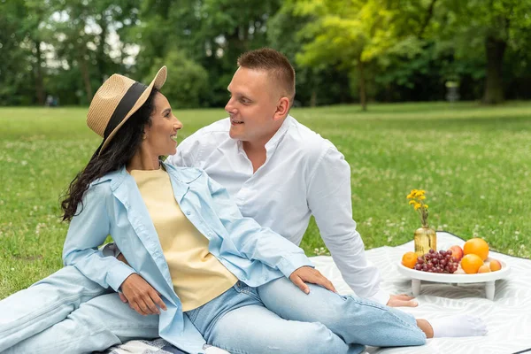 Pasangan Muda Sedang Duduk Taman Pada Tanggal Piknik Dengan Nampan Stok Foto
