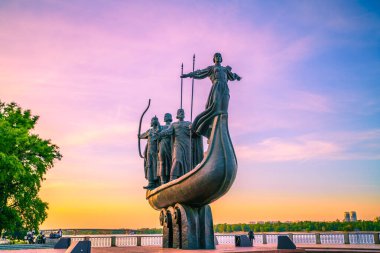 Kiev, Ukrayna - 05 Mayıs 2019: Kyiv (Kiev) 'in kurucularının anıtı. Kyi, Shchek, Horyv ve Lybid heykeli. Ukrayna 'nın başkenti Kyiv