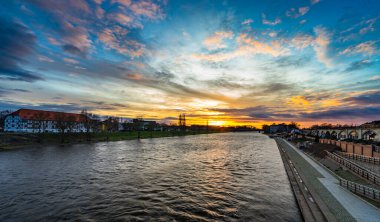 Polonya 'nın Gorzow kentindeki Warta nehrinin gündoğumu manzarası