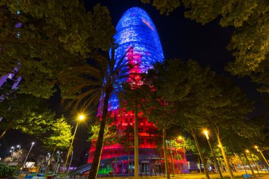 BARCELONA, İspanya - 29 Nisan 2016 - Barcelona, İspanya 'daki Torre agbar' ın gece görüşü. 38 katlı bir gökdelen, 2005 'te Nouvel tarafından inşa edilmiş. Barselona 'nın sembollerinden biri Grupo Agbar' a ait.