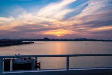 Gün batımında Dunkirk sahilinde. Fransa 