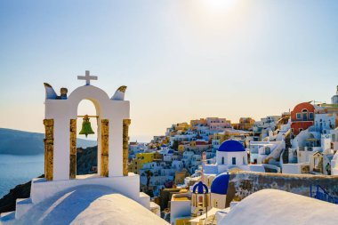 Meşhur Santorini adası çan kuleleri Oia köyüne karşı. Yunanistan