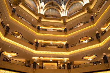 ABU DHABI, BAE - 22 Mart 2017: Emirates Palace Hotel, 22 Mart. Emirates Sarayı ünlü mimar John Elliott RIBA tarafından tasarlanmış lüks ve en pahalı 7 yıldızlı bir oteldir..