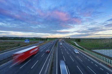 M1 Otoyolunda gün doğumu hareket halindeki arabalarla
