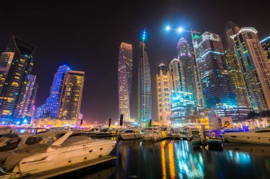 Gece Dubai marinası BAE 'deki tekne iskelesinden görüldü.