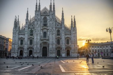 Gün doğumunda Duomo Katedrali, Milan. İtalya 