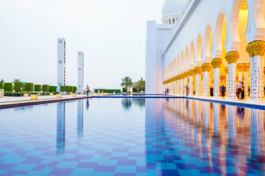 Şeyh Zayed Abu Dabi 'deki Büyük Cami su havuzu.