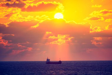 Gün batımında gökyüzü olan bir gemi