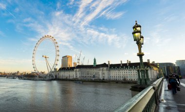 Londra, İngiltere - 12 ARALIK, 2016. Güneş doğarken Londra 'nın Gözü