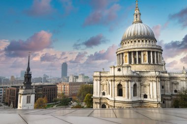 Londra 'da güneş doğarken St. Paul Katedrali' nin kubbesi. İngiltere