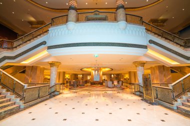 ABU DHABI, BAE - 22 Mart 2017 Emirates Sarayı. Emirates Sarayı ünlü mimar John Elliott RIBA tarafından tasarlanmış lüks ve en pahalı 7 yıldızlı bir oteldir..