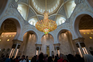 ABU DHABI, BAE - 20 Mart 2017: Şeyh Zayed Camii 'nin içindeki güzel avize, Abu Dabi, Birleşik Arap Emirlikleri