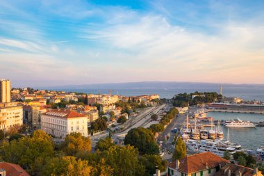 Gün batımında Split 'in hava görüntüsü. Hırvatistan