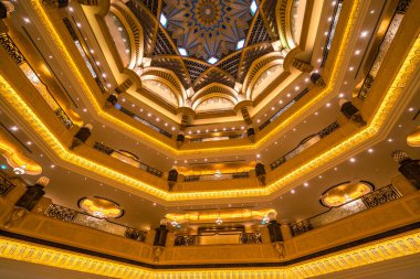 ABU DHABI, BAE - 22 Mart 2017: Emirates Palace Hotel, 22 Mart. Emirates Sarayı ünlü mimar John Elliott RIBA tarafından tasarlanmış lüks ve en pahalı 7 yıldızlı bir oteldir.